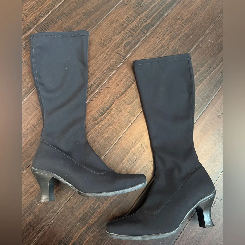 LA CANADIENNE chic knee high stretch quiet luxury heeled black boots size 8.5